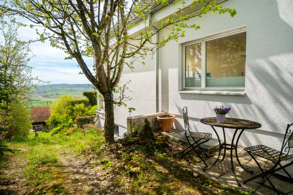 Außenbereich mit Terrasse und Gartenblick