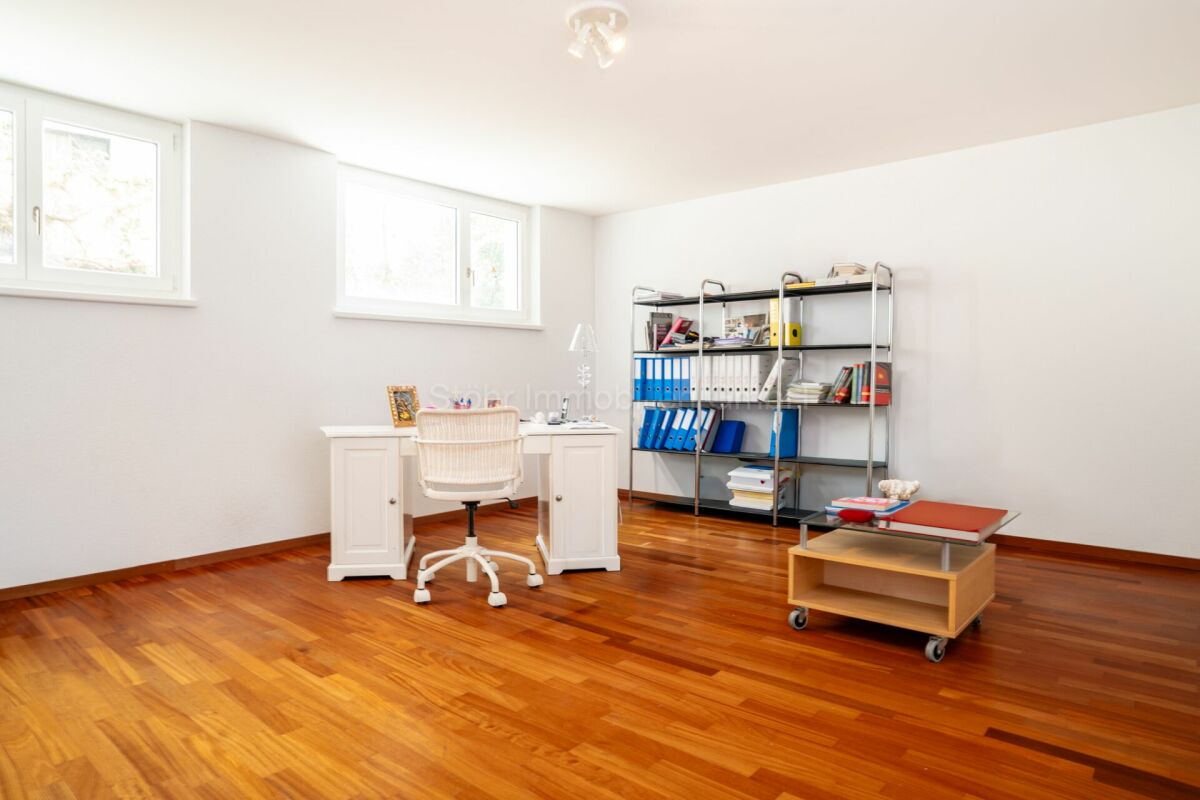 Helles Arbeitszimmer mit Holzboden