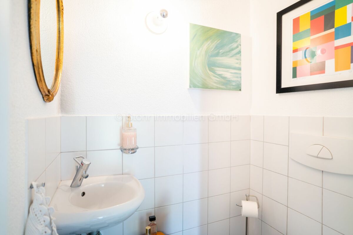 Gäste-WC mit Waschbecken und Wanddekoration