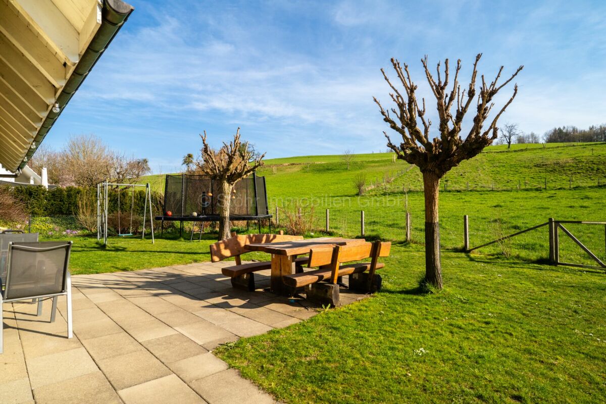 Garten mit Terrasse und Sitzgruppe