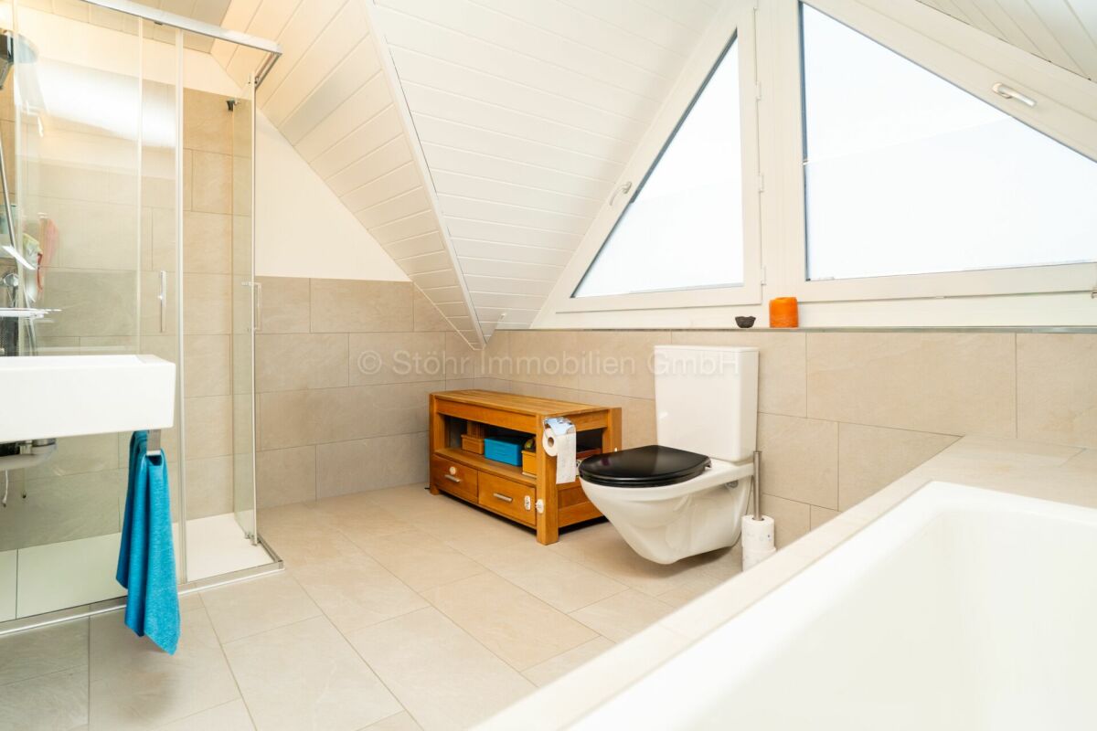 Dachbad mit Dusche, WC und Badewanne
