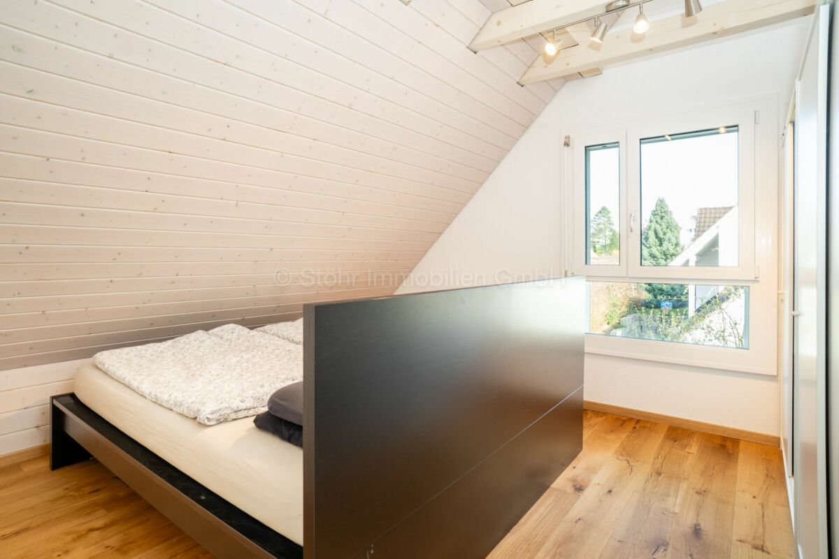 Dachgeschoss-Schlafzimmer mit viel Tageslicht