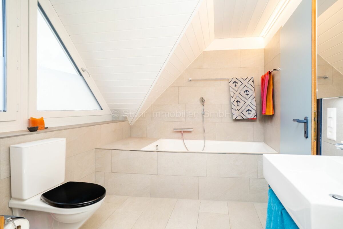 Badezimmer mit Dachschräge