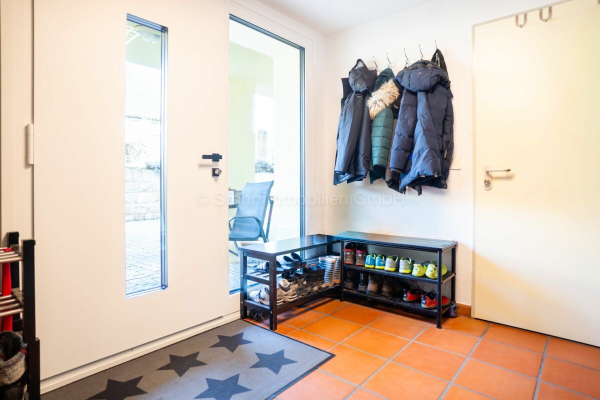 Heller Eingangsbereich mit Garderobe