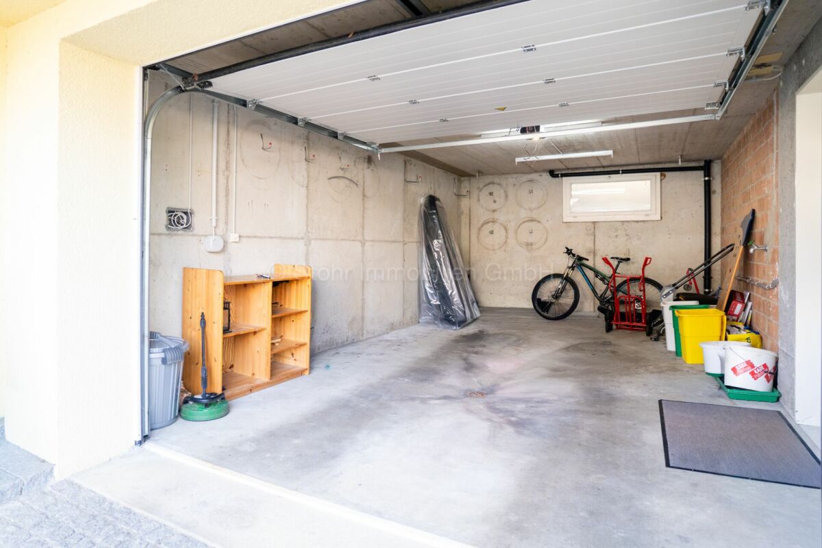 Garageninnenraum mit Abstellfläche