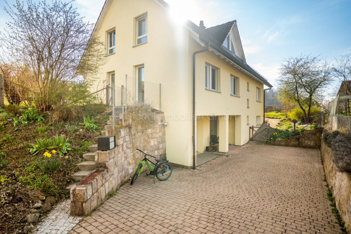 Hausansicht mit Zufahrt und Garten