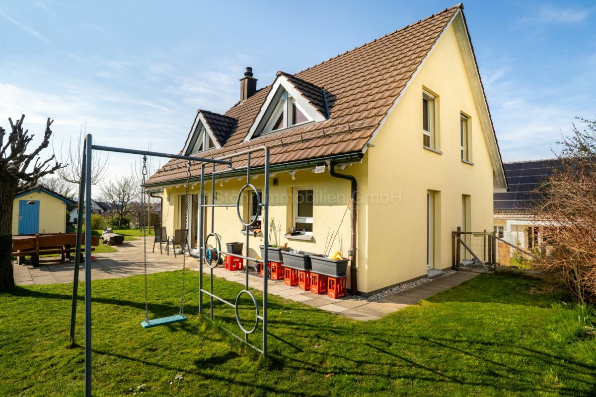 Einfamilienhaus mit Garten und Spielbereich