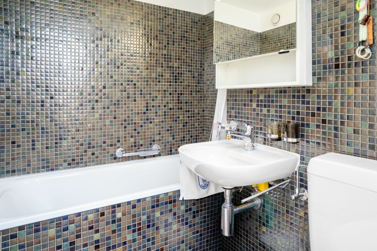 Badezimmer mit Mosaikfliesen