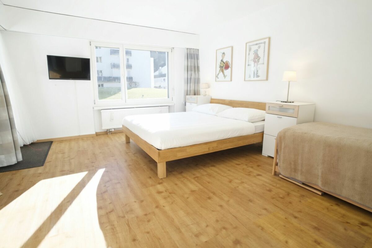 Helles Schlafzimmer mit Doppelbett und Holzboden