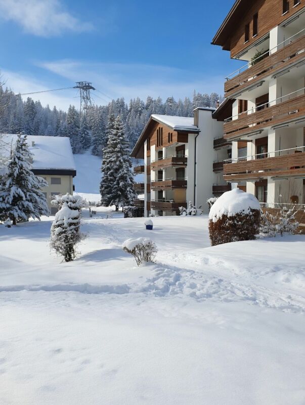 Schneebedeckte Wohnanlage im Winter