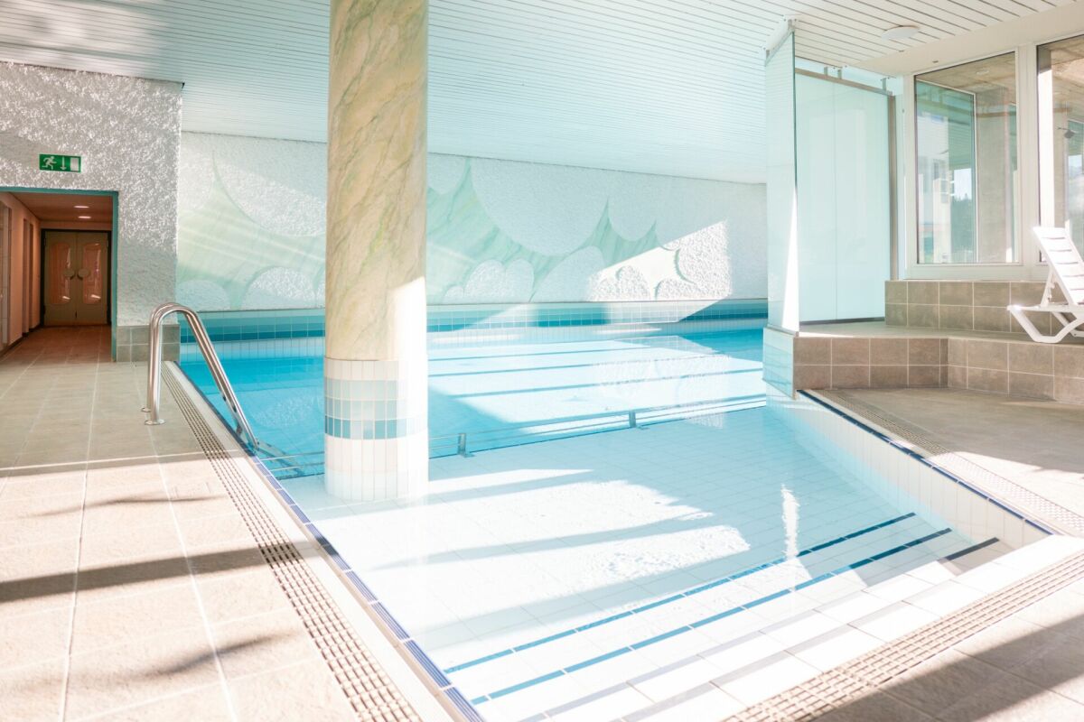Innenpool mit Ruhebereich
