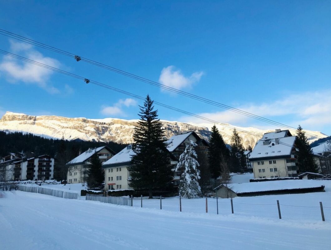 Winterliche Bergsiedlung mit Schnee und Alpenblick