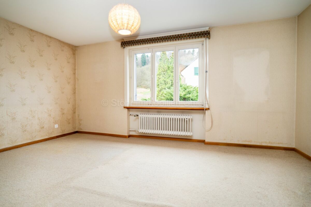 Leeres Schlafzimmer mit Fenster und Heizkörper