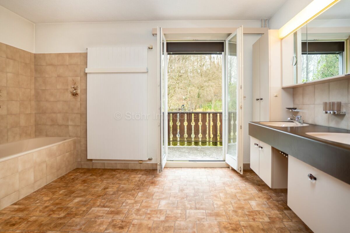 Badezimmer mit Balkonzugang