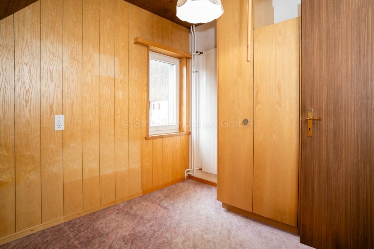 Holzvertäfelter kleiner Raum mit Einbauschrank
