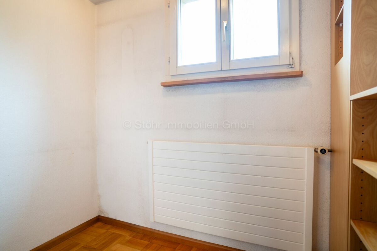 Heller kleiner Raum mit Fenster und Heizkörper