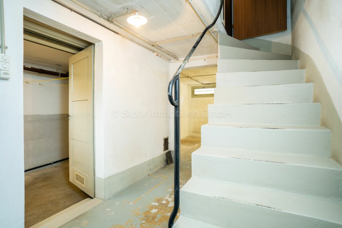 Kellerflur mit Treppe