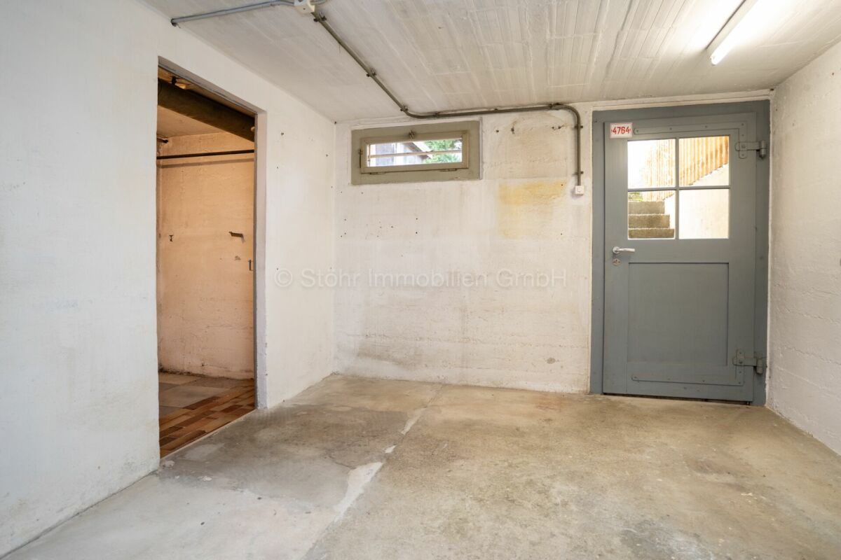 Keller- oder Abstellraum mit Tür und kleinem Fenster