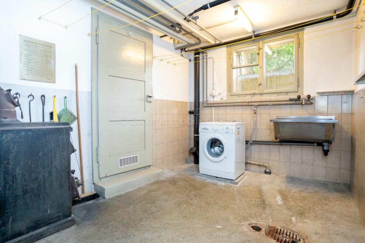 Waschkeller mit Waschmaschine und Ausgussbecken