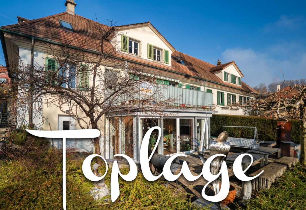 Außenansicht eines historischen Wohnhauses mit Garten