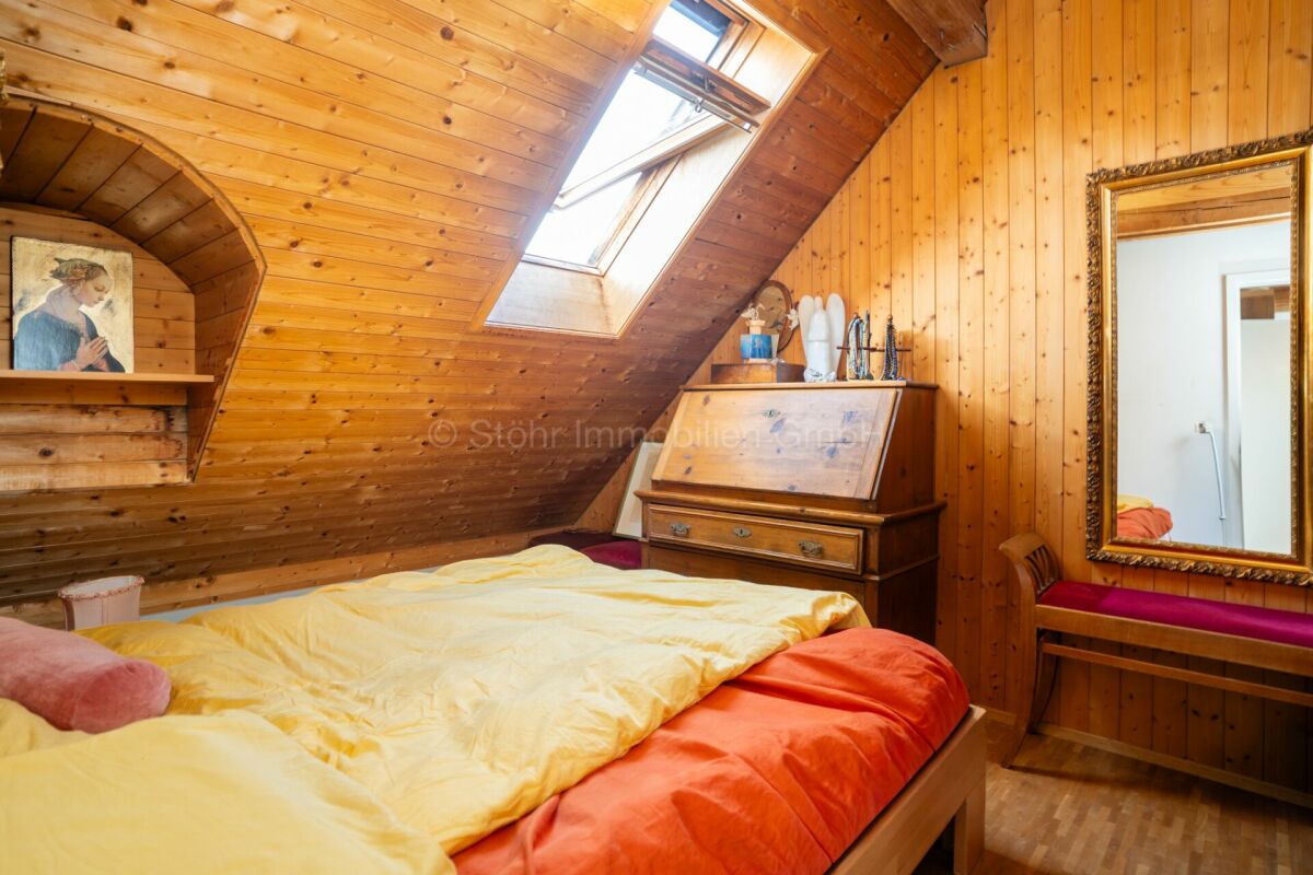 Gemütliches Dachgeschoss-Schlafzimmer mit viel Holz