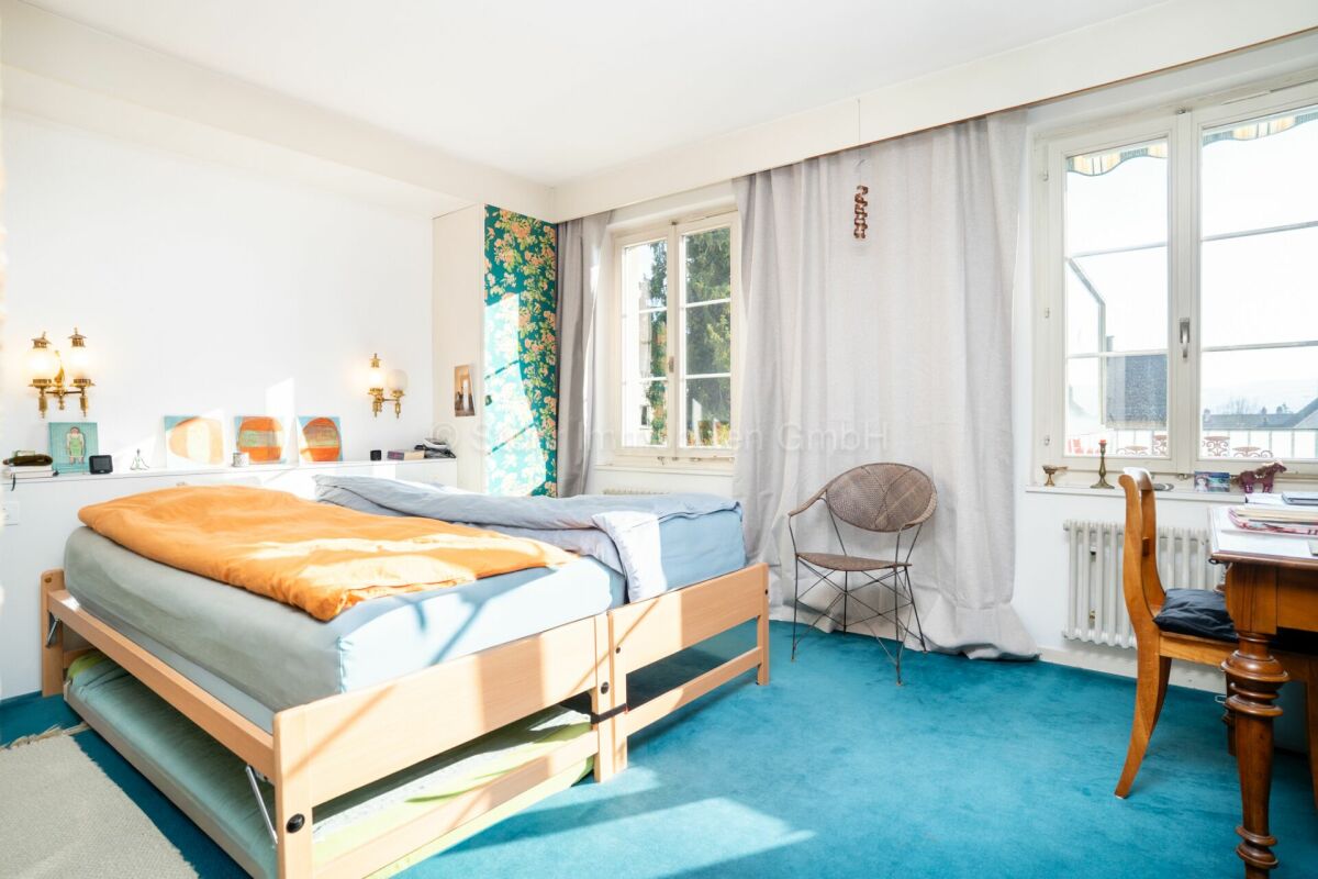 Helles Schlafzimmer mit bunten Akzenten