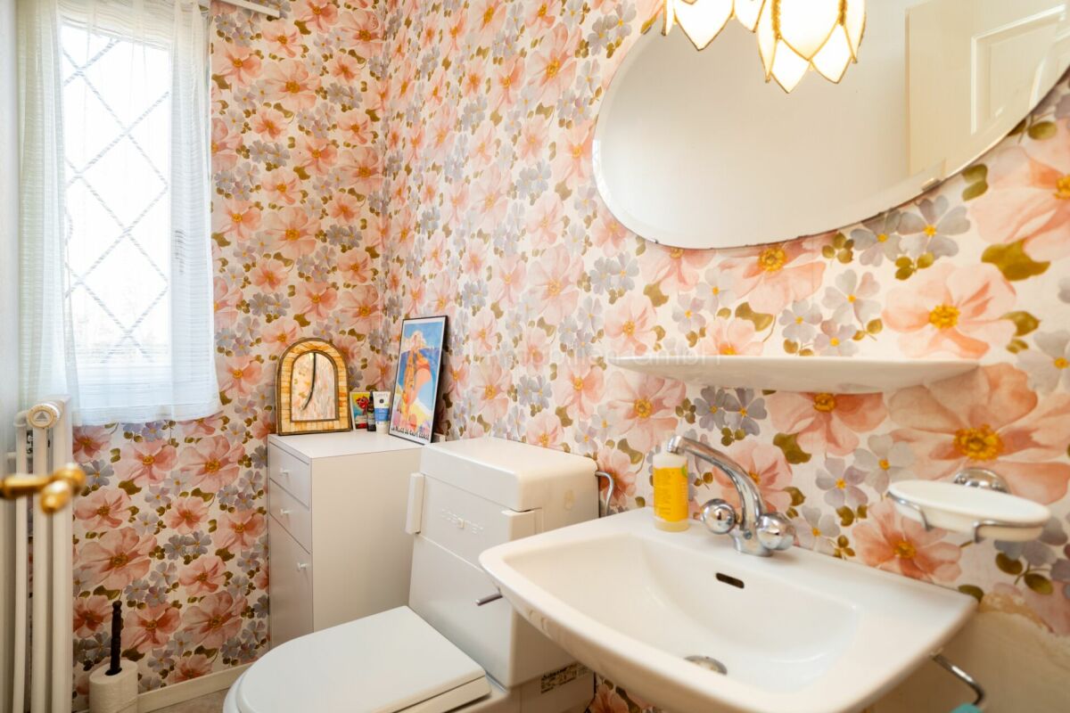 Verspieltes Gäste-WC mit Blumenmuster