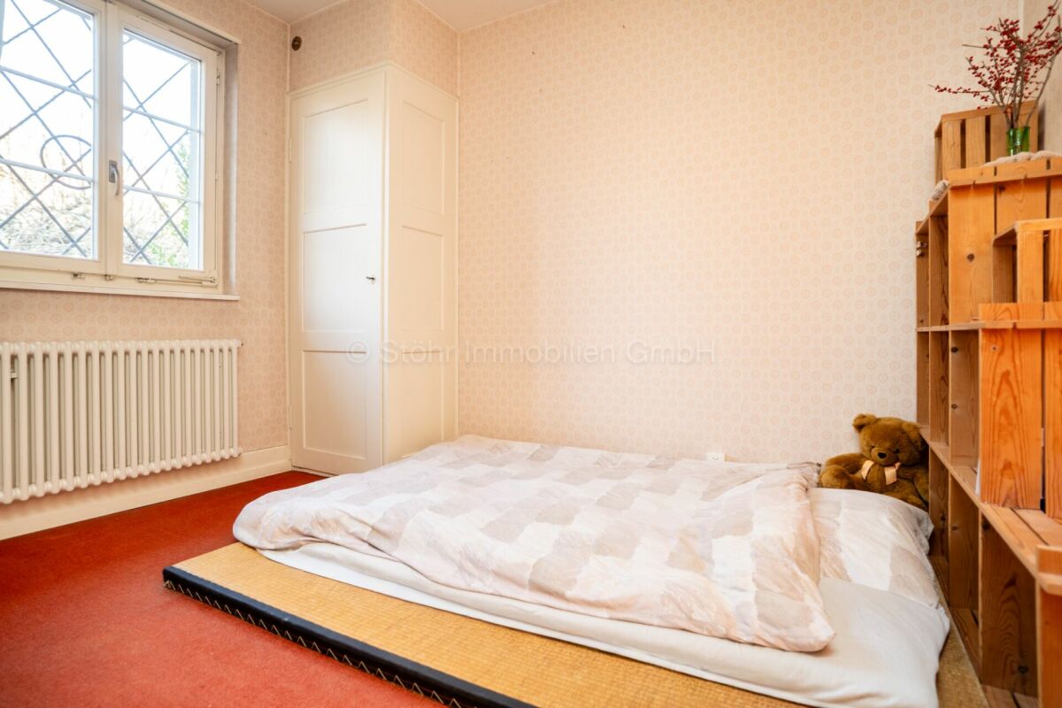 Kleines Schlafzimmer mit Einzelbett
