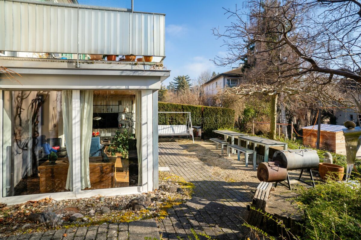 Garten mit Terrasse und Anbau