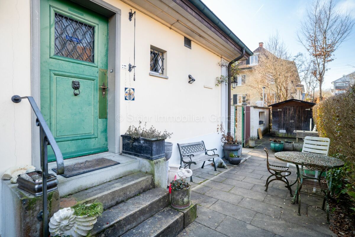Terrasse am Hauseingang mit Sitzbereich