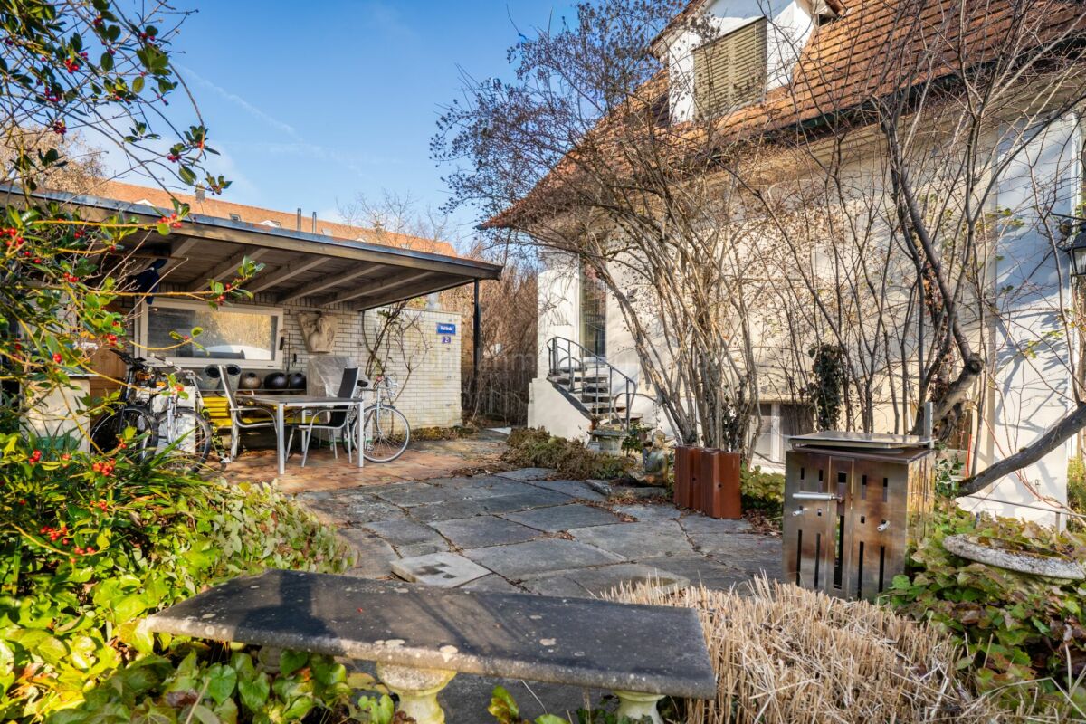 Garten mit überdachter Sitzecke