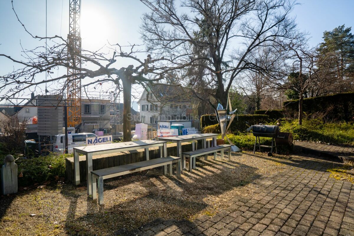 Garten mit Sitzbereich und Grill