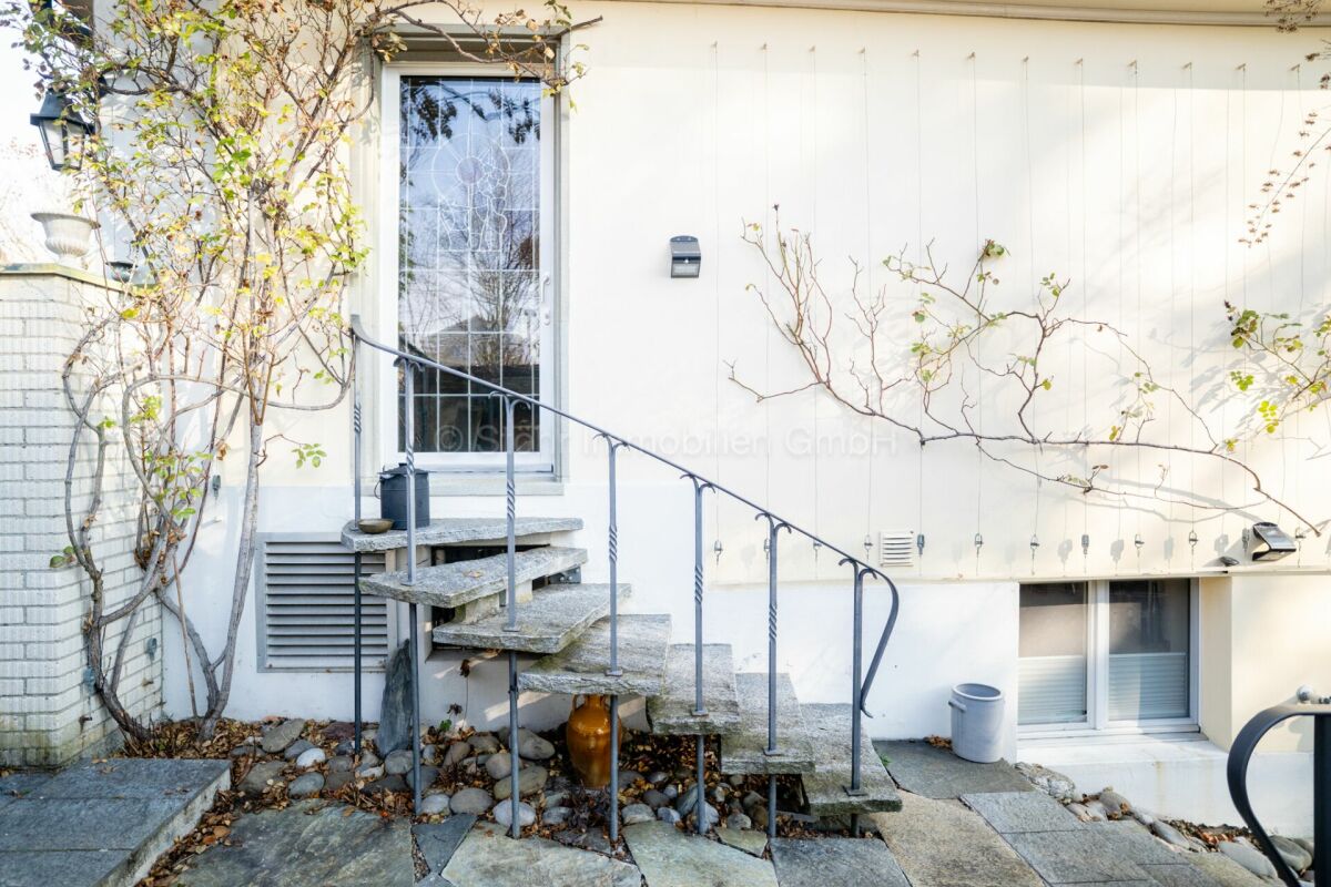 Außenansicht eines Hauseingangs mit Treppe