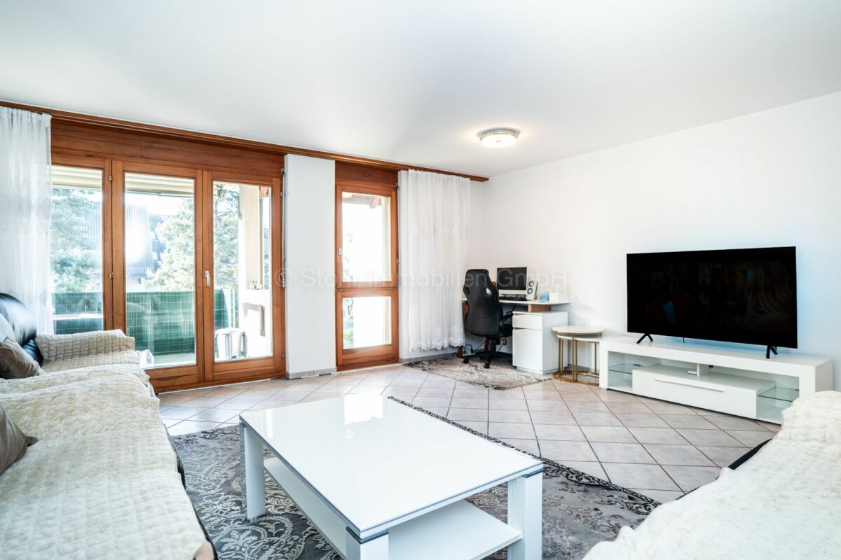 Helles Wohnzimmer mit Balkonzugang
