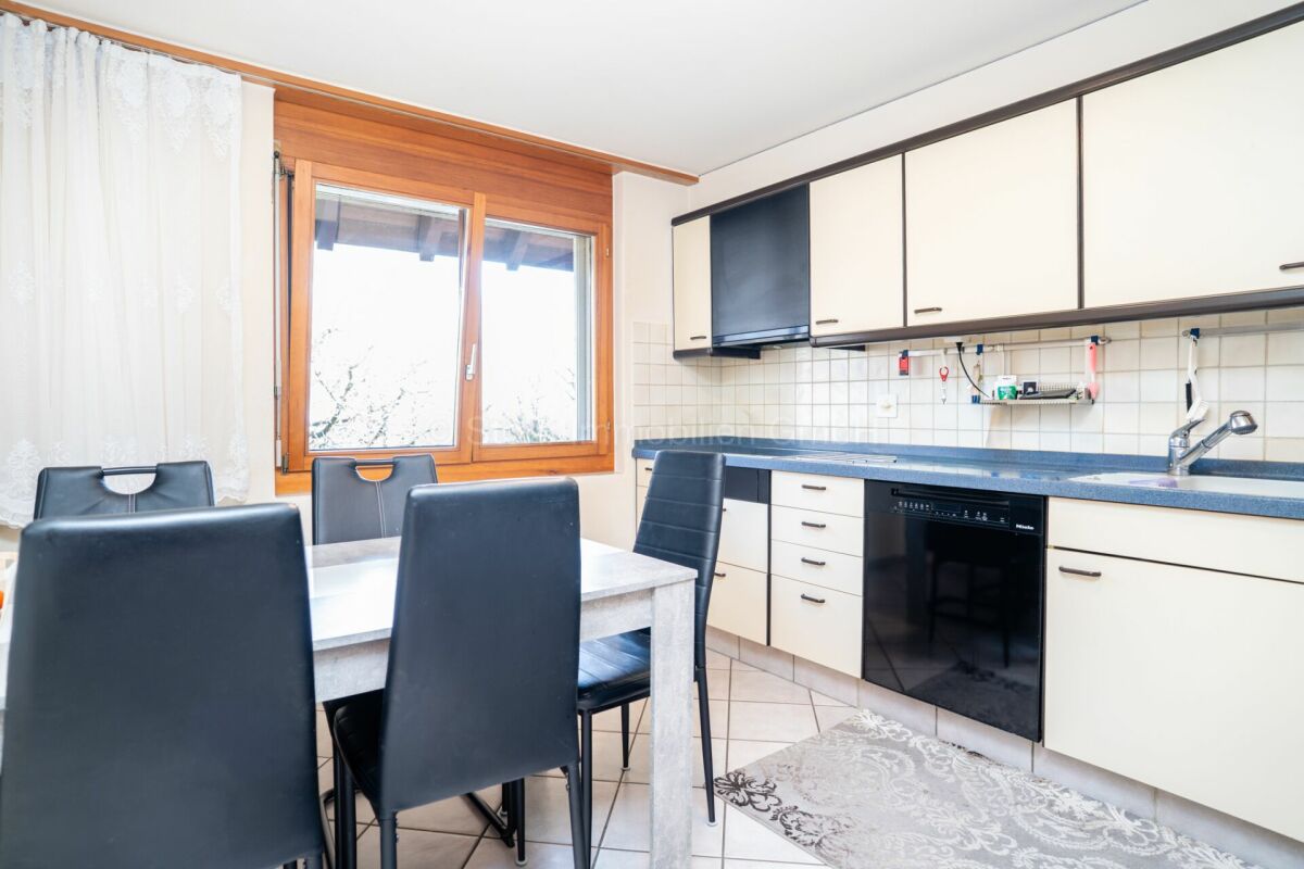 Küche mit Essbereich und Holzfenster