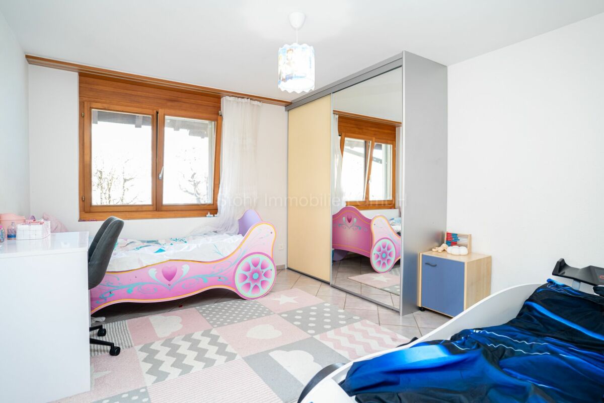 Kinderzimmer mit zwei Betten und Schrankwand