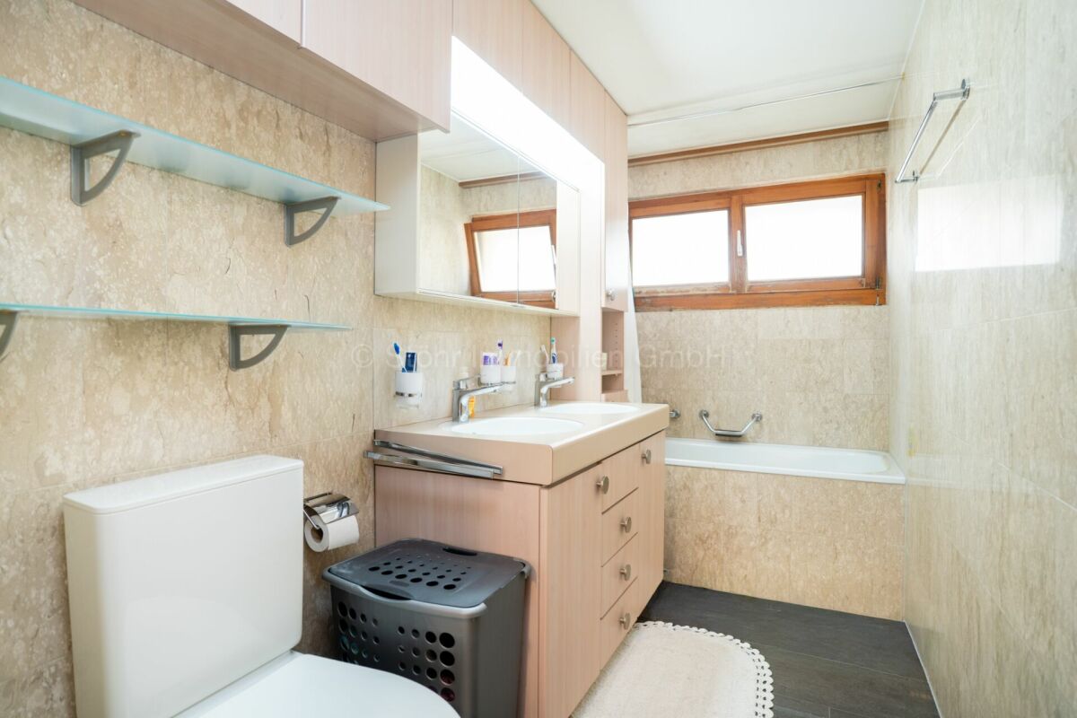 Badezimmer mit Badewanne und Waschtisch