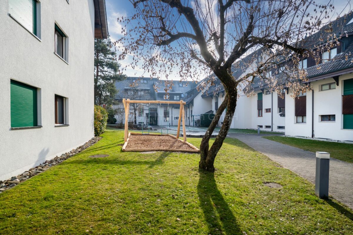 Innenhof mit Grünfläche und Wohngebäuden