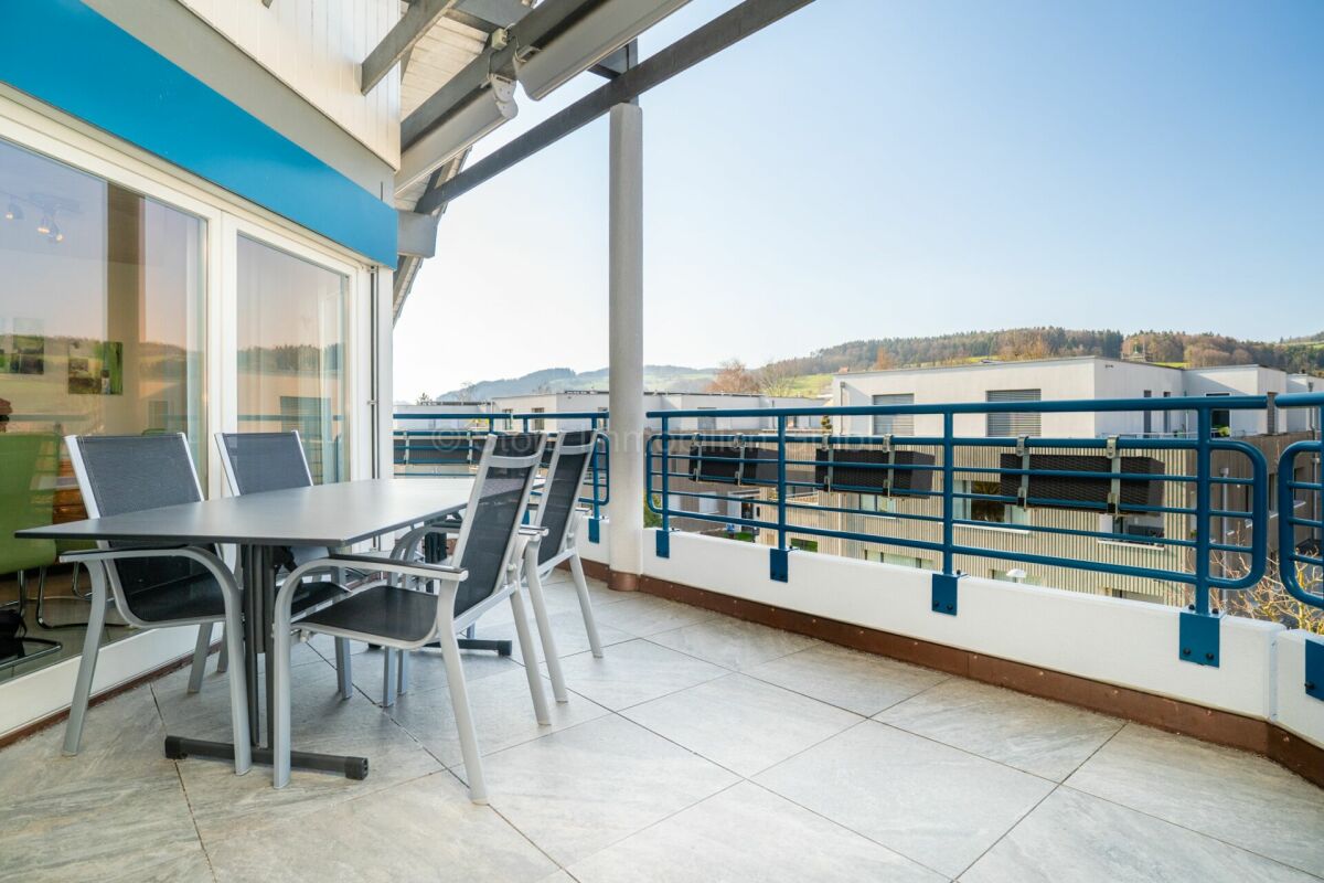 Balkon mit Sitzgruppe und Weitblick