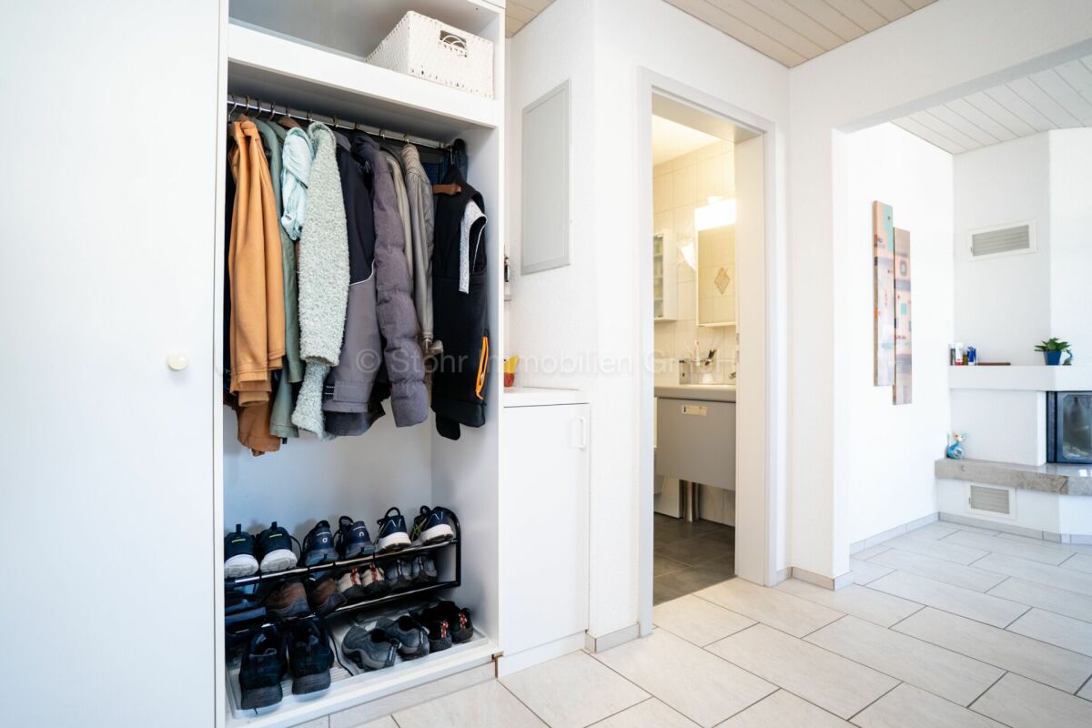 Flur mit Einbauschrank und angrenzendem Wohnbereich