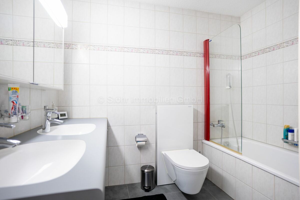 Modernes Badezimmer mit Wanne und Doppelwaschbecken