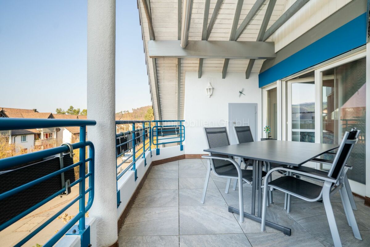 Überdachter Balkon mit Sitzgruppe