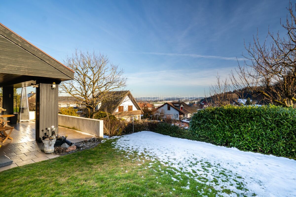 Garten mit überdachter Terrasse und Ausblick ins Umland