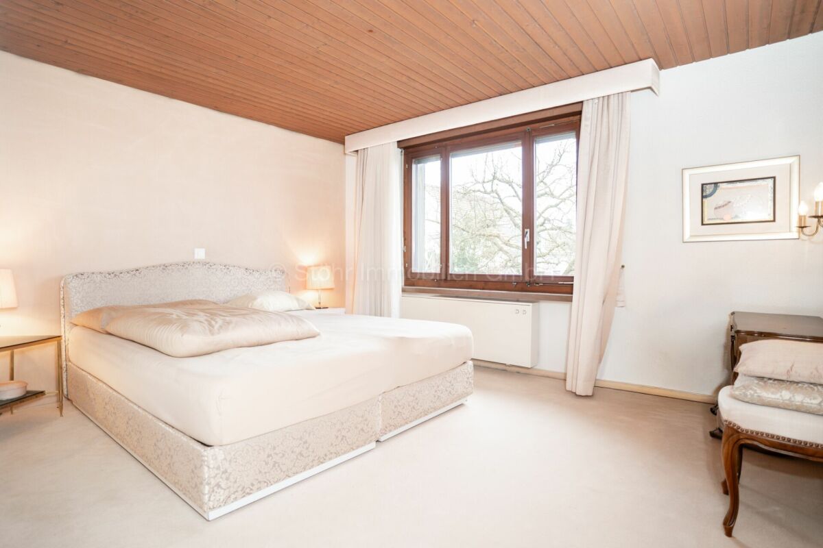 Helles Schlafzimmer mit Holzdecke