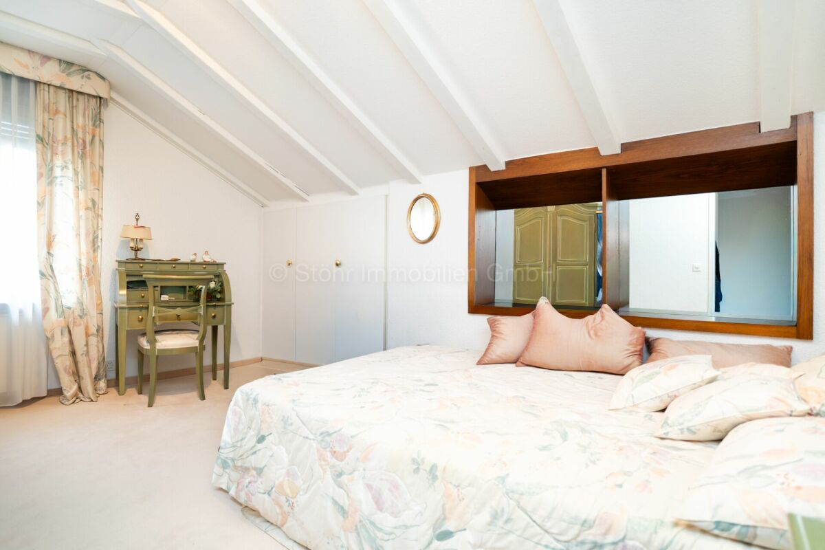 Helles Schlafzimmer mit antikem Schminktisch