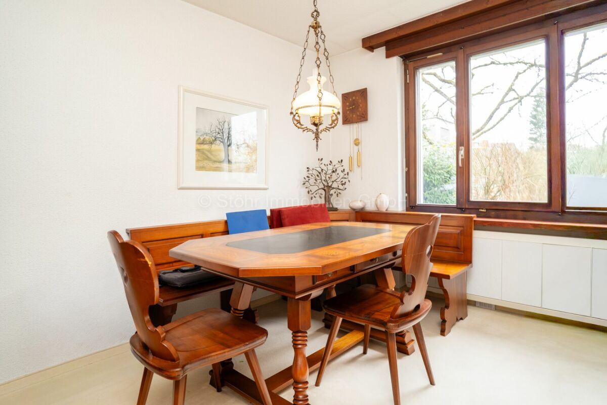 Essbereich mit Holztisch und Fensterbank