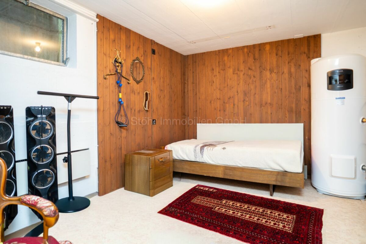 Kleines Schlafzimmer mit Holzvertäfelung und Technikgerät