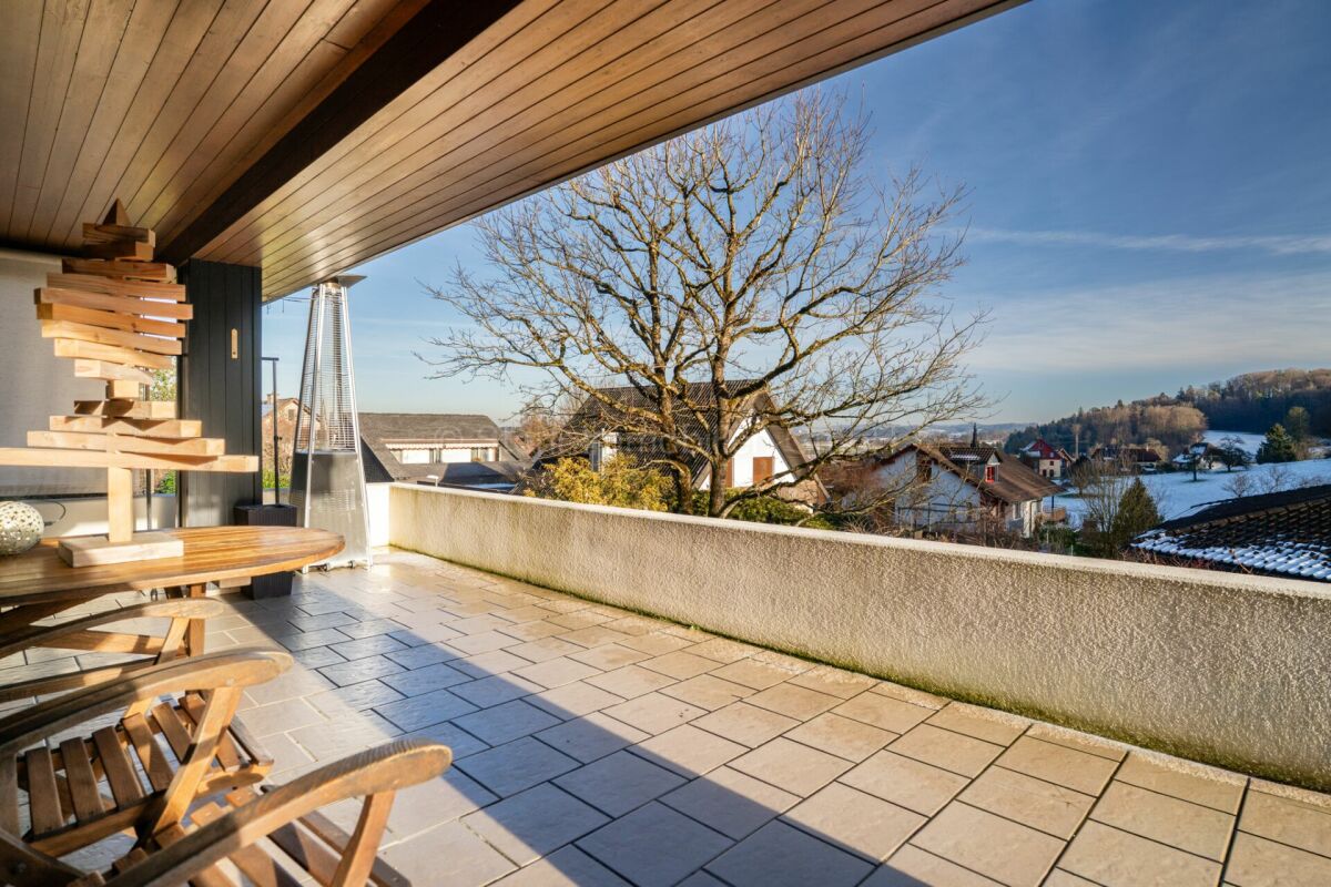Überdachte Terrasse mit Panoramablick
