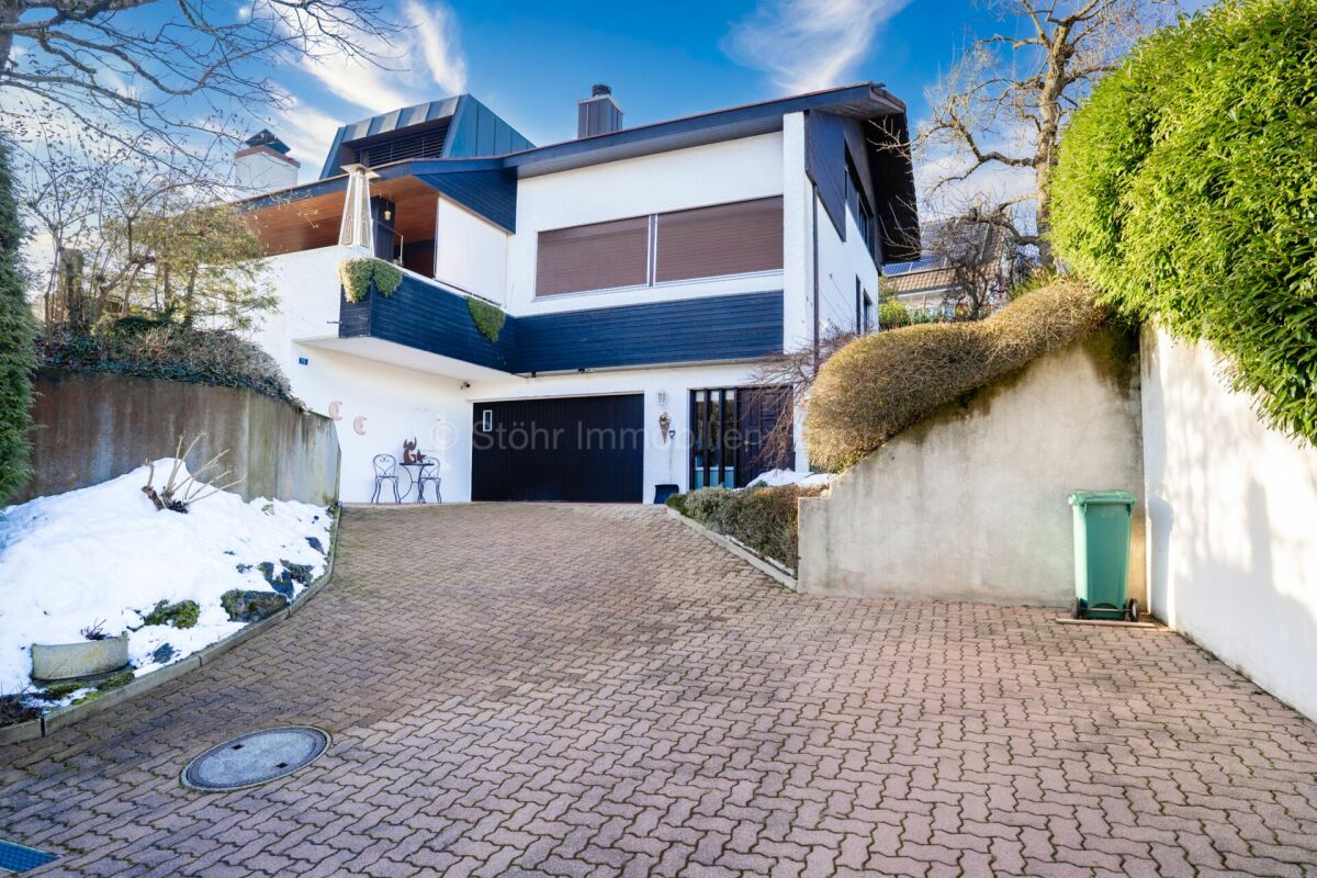 Zufahrt zu modernem Einfamilienhaus