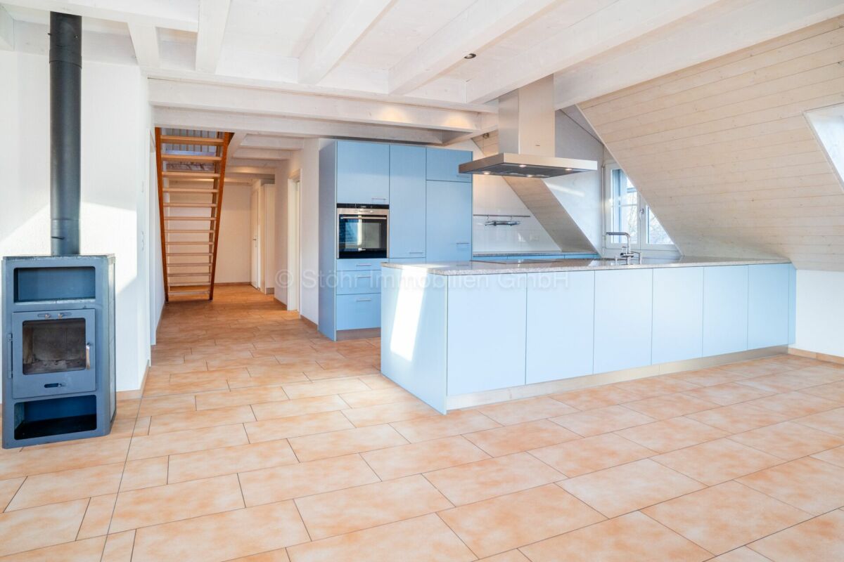 Offener Wohnbereich mit Küche und Kamin